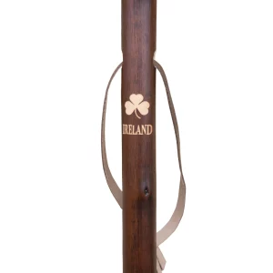 Bastone da caccia in legno di castagno con incisione del trifoglio e logo irlandese