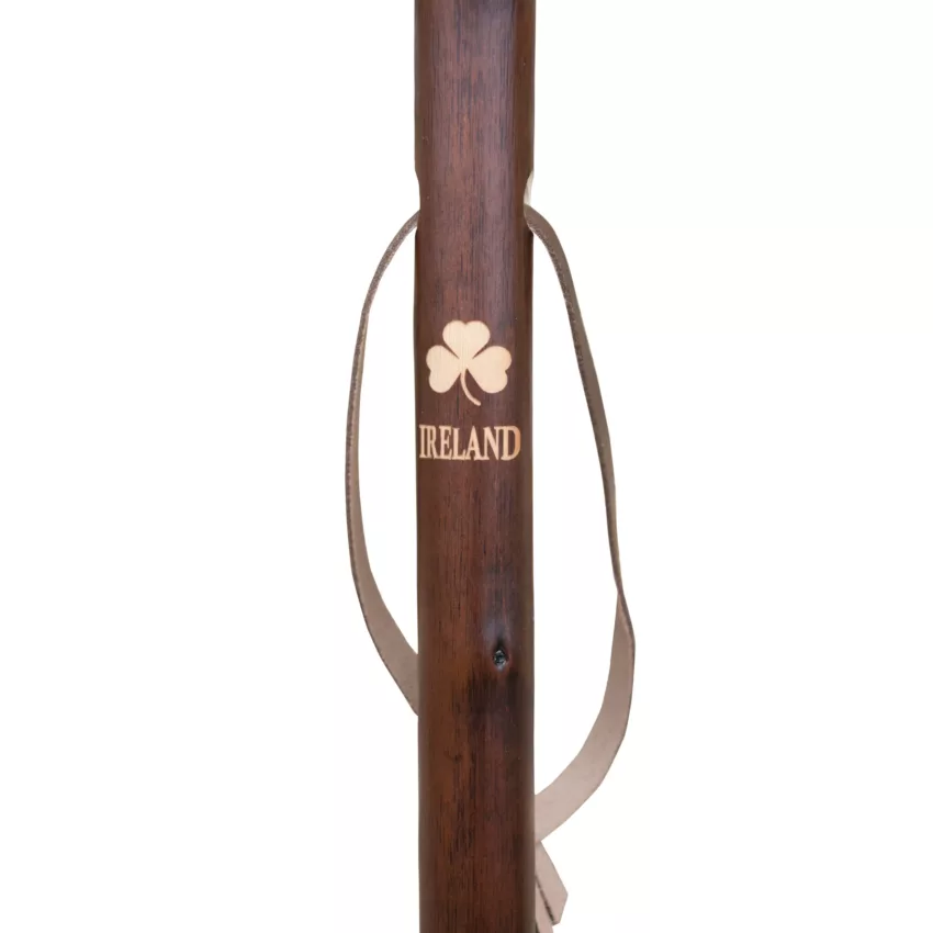 Bastone da caccia in legno di castagno con incisione del trifoglio e logo irlandese